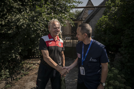 „Rozvážíme humanitární balíčky pod protidronovými sítěmi.“ Jak vypadá život našich ukrajinských kolegů a kolegyň