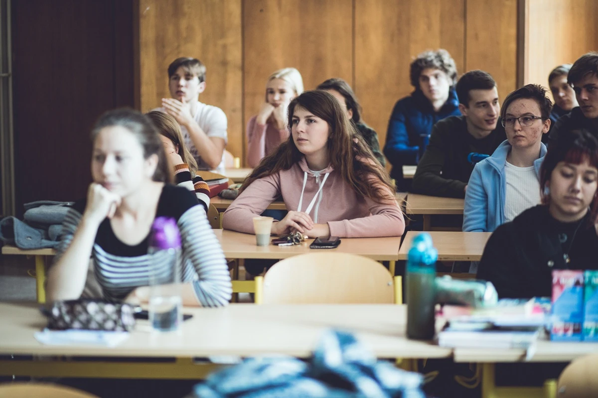 Škola by nás měla naučit kriticky myslet, říkají středoškoláci v průzkumu JSNS