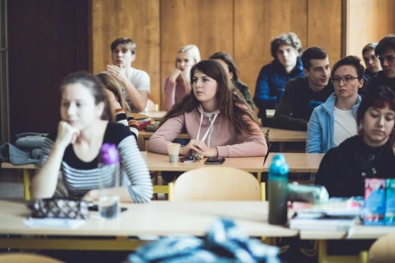 Škola by nás měla naučit kriticky myslet, říkají středoškoláci v průzkumu JSNS