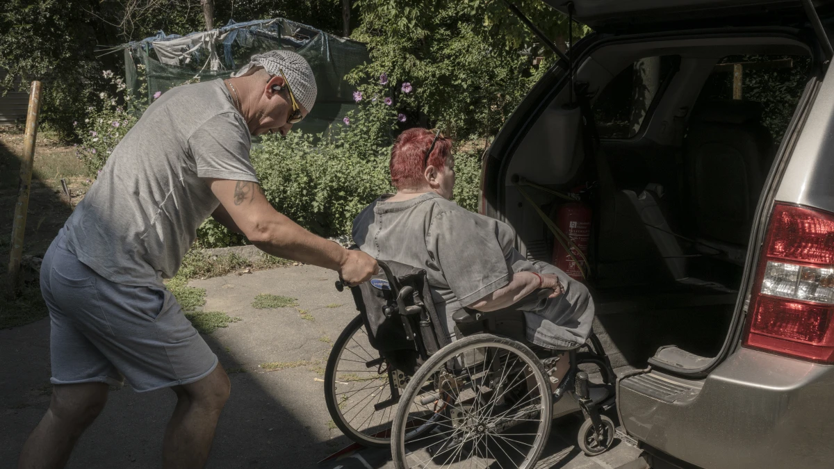 Sociální taxi s detektorem dronů je v Chersonu často jediným možným dopravním prostředkem