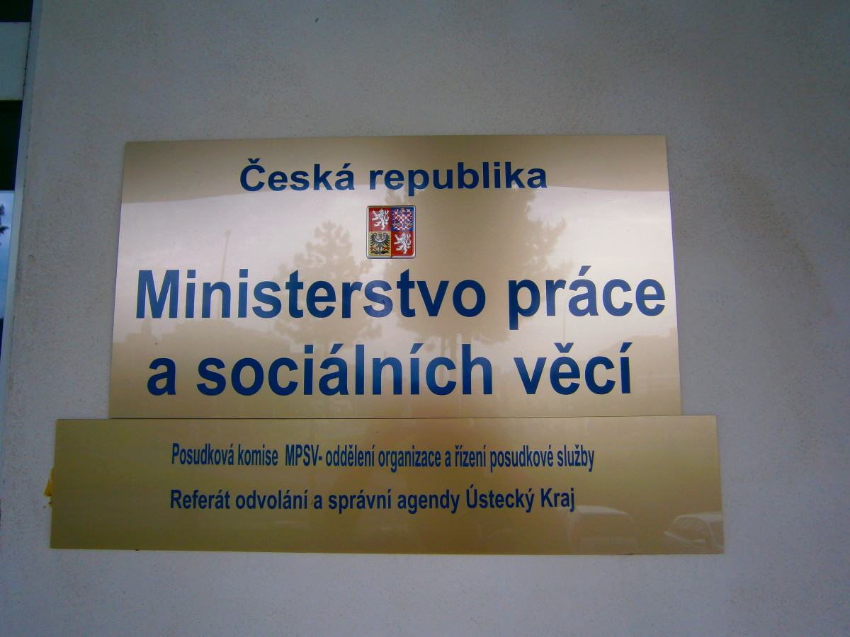 Vědci přirovnávaní k žadatelům o příspěvek na péči