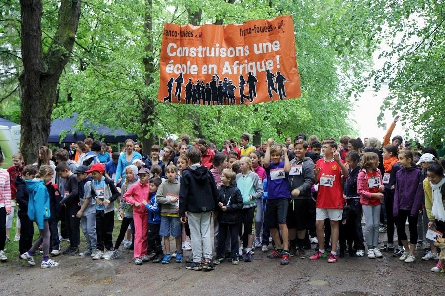 Až 500 studentů poběží pro novou školu v Africe