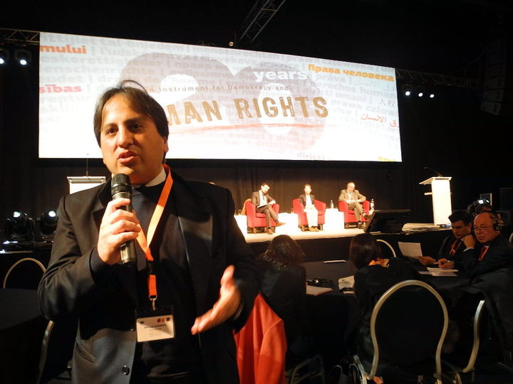 Doma ho viní z pokusu o převrat. Teď šíří demokracii z Prahy