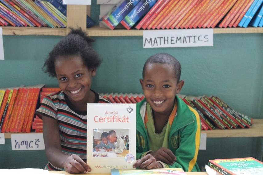 Školáci ve Woininatě mají díky Skutečnému dárku nové učebnice, učitelé prošli školením