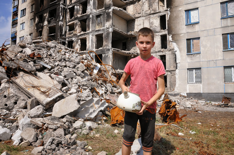 Člověk v tísni na východě Ukrajiny rozdává stovkám lidí jídlo, vodu, deky i školní potřeby