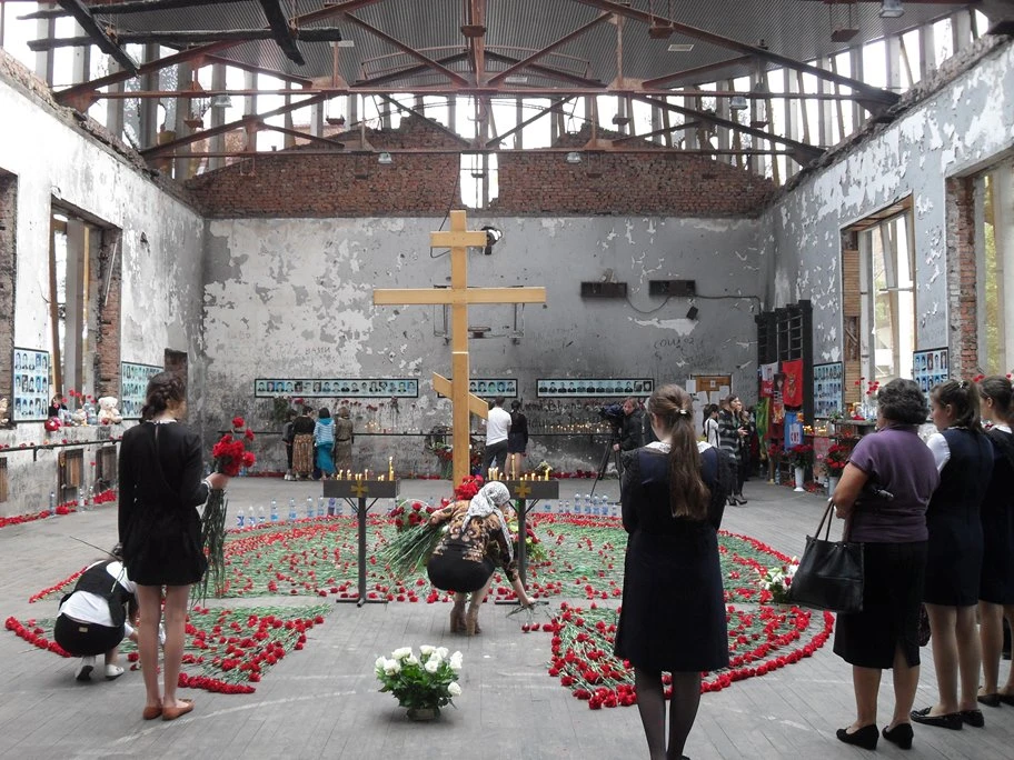 Přímí účastníci brutálního útoku v Beslanu vypovídají: Ani po 10 letech není událost objasněna