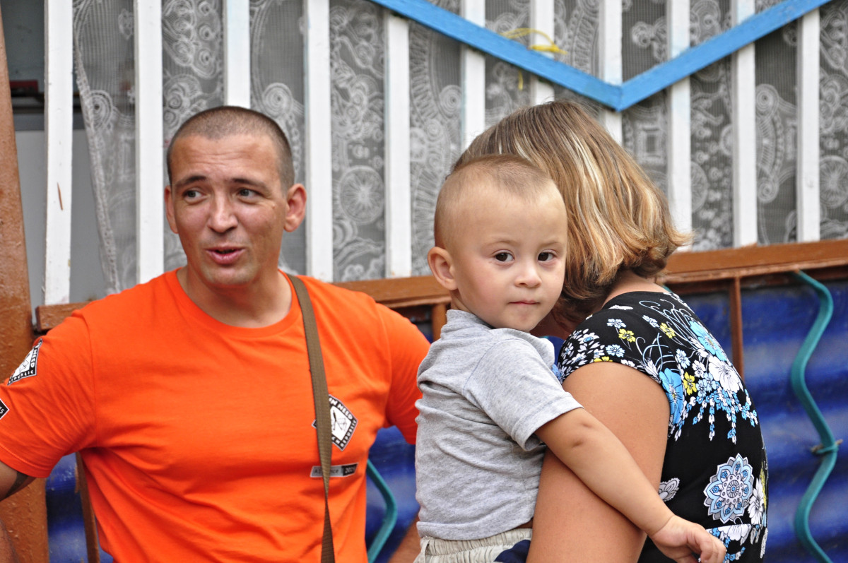 Strach z bomb vás ochromí, říká uprchlice na východě Ukrajiny. Pomohli jsme zprovoznit uprchlické centrum pro 200 lidí