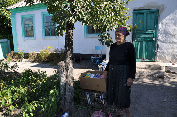 Pomoc pod palbou: V ostřelovaném Doněcku rozdáváme pomoc s místními dobrovolníky