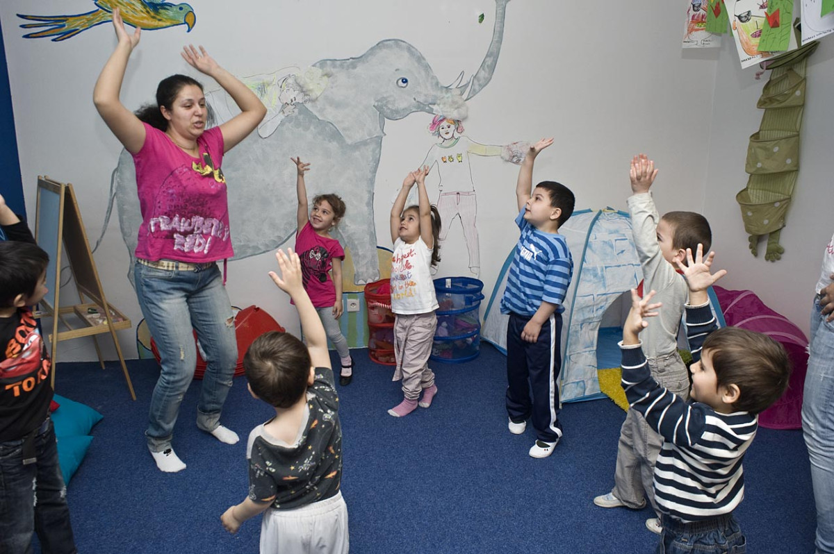 Rodiče chtějí, aby se děti učily rády. Proto zakládají školy.