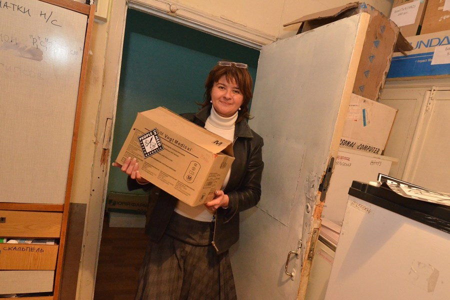 Člověk v tísni přivezl léky do nemocnice pracující pod střelbou