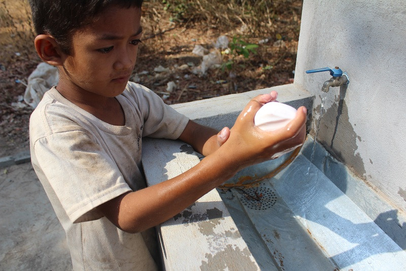 Mydlení rukou může zachránit miliony dětí, učí ho i Člověk v tísni