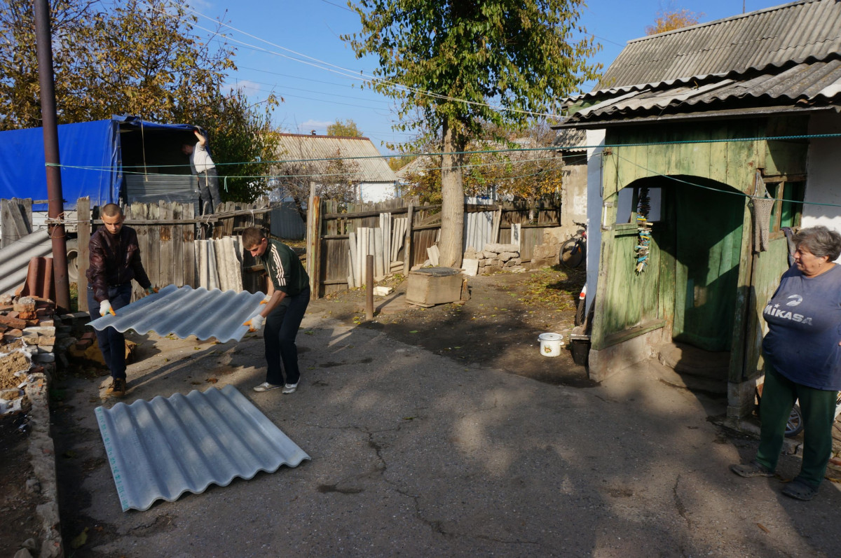 Bomby mi zničily střechu, říká Ukrajinka Ljubov. Člověk v tísni pomáhá s opravou domů