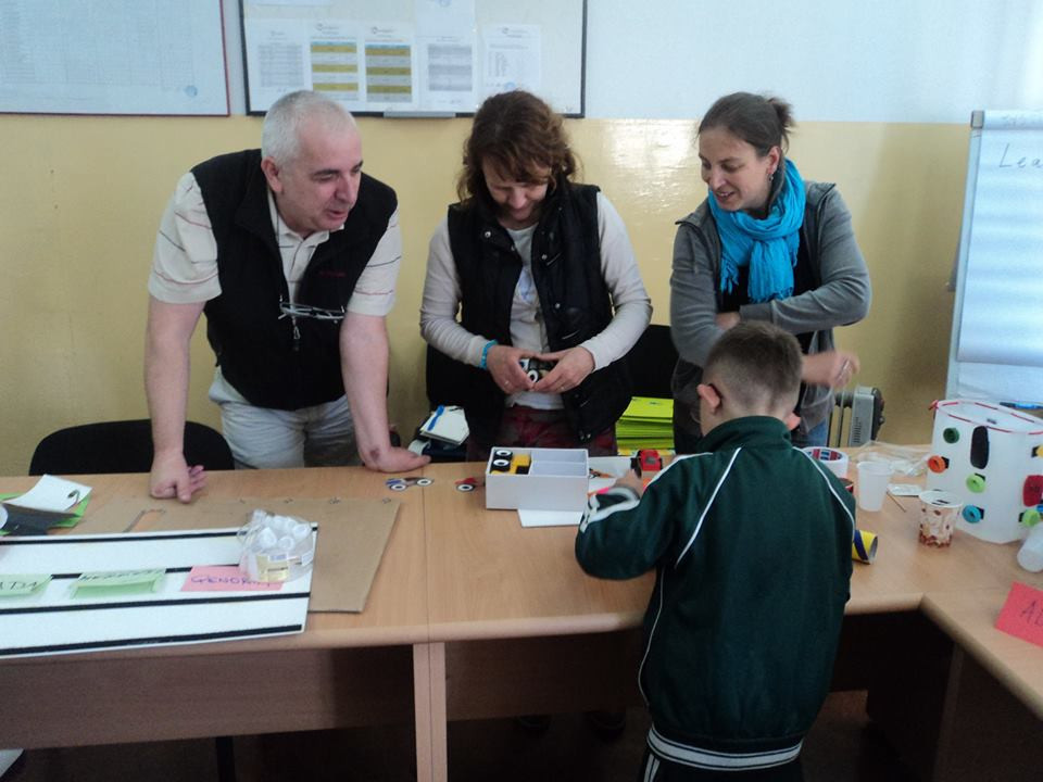 Kosovští pedagogové se v Česku učí, jak pracovat se zrakově postiženými dětmi a jejich rodiči