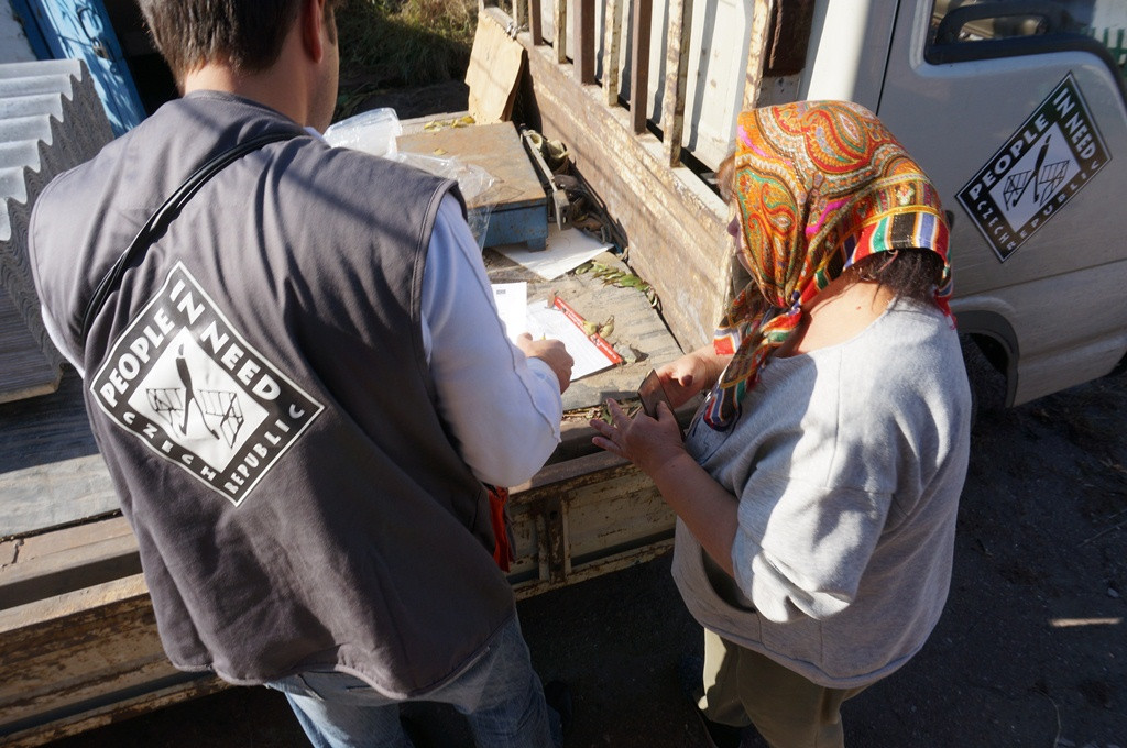 Přežít, jiný plán nemám, říká Ukrajinka Ludmila. Člověk v tísni jí pomáhá opravit dům