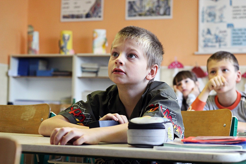 Učitelé se výuky neslyšícího Ondry nezalekli. Posadili ho mezi zdravé děti