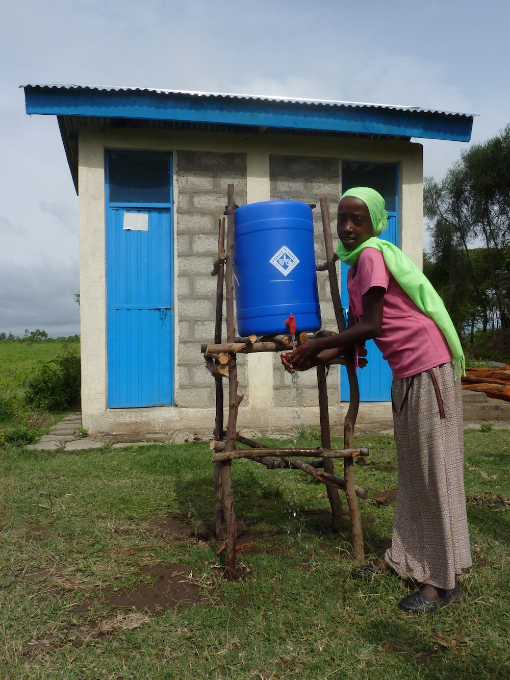 Člověk v tísni motivuje lidi v Angole ke stavbě vlastních latrín 