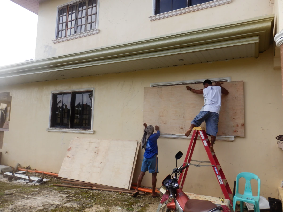 Filipínský tým se připravuje na tajfun Hagupit, pomáhá zpevnit budovy a nakupuje zásoby 