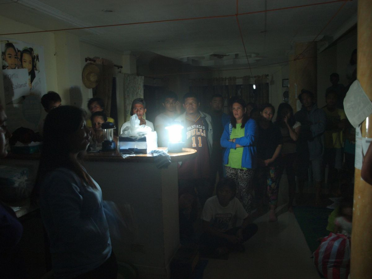 Filipínský tým přečkal tajfun a prozkoumává nejvíce poničené oblasti