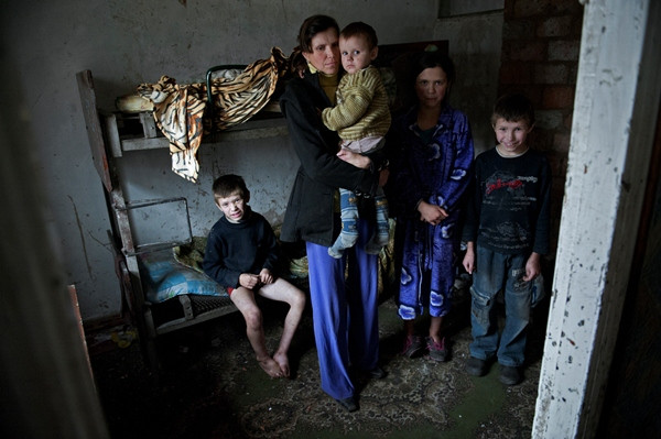 Když starým lidem v krytech nepřivezete léky, jídlo už potřebovat nebudou. Člověk v tísni pomáhá v Doněcku