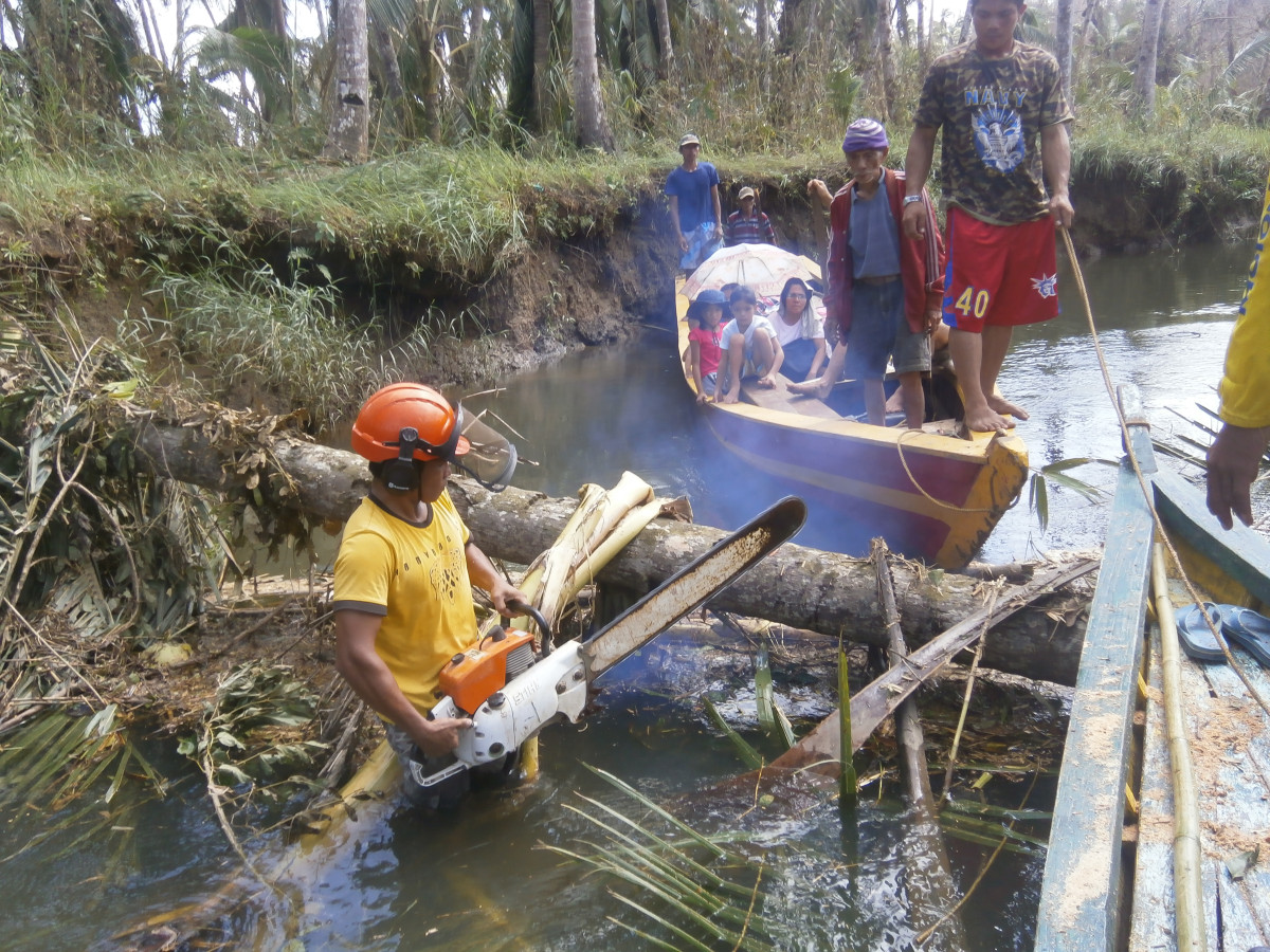 Filipínský tým po tajfunu Hagupit prořezával cesty pro pomoc