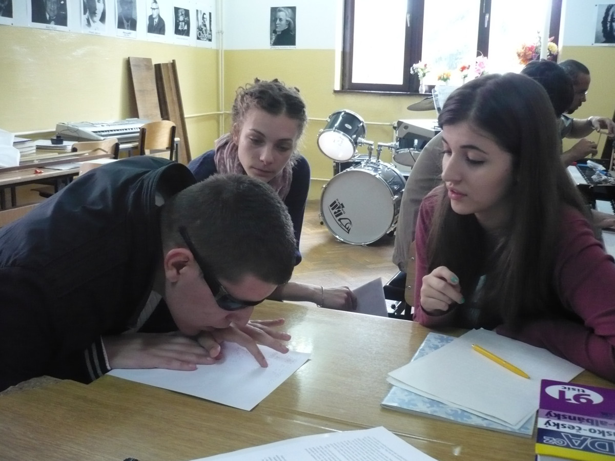 Kosovští nevidomí se díky Člověku v tísni učí notopis i orientaci v prostoru