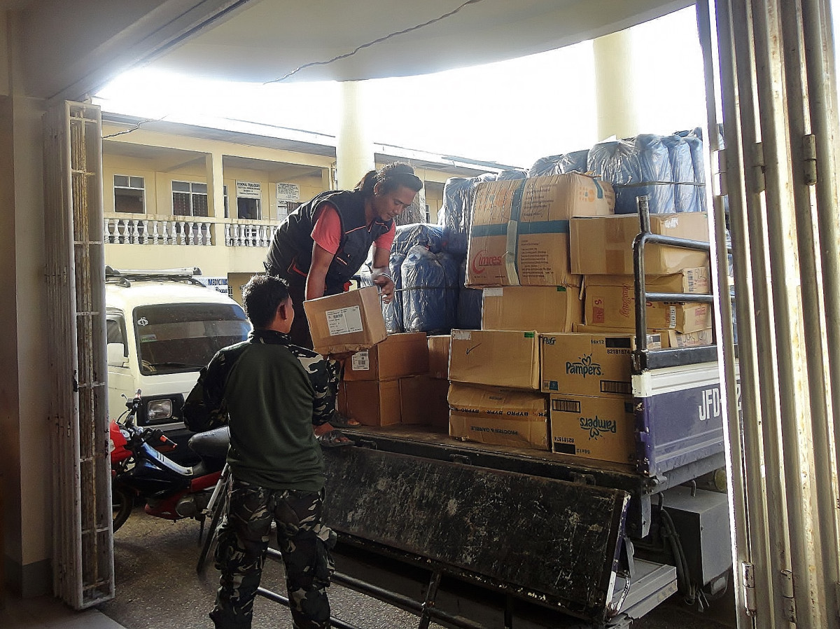 Pomoc po tajfunu na Filipínách pokračuje. Člověk v tísni rozváží hygienické balíčky