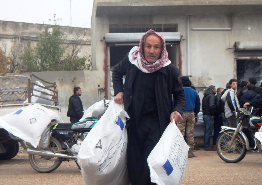 Matrace a potraviny. Člověk v tísni pomáhá Syřanům překonat zimu