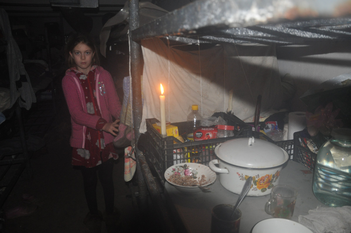 Lepší mít co jíst a bát se granátů, než nečinně sedět a hladovět, říká Ukrajinec Sergej v krytu