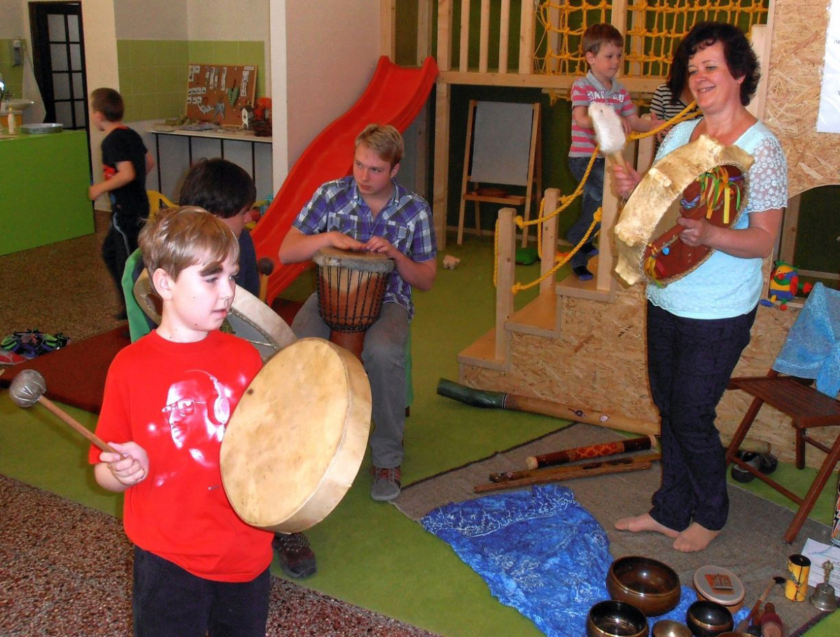 Zvuk etnických nástrojů má blahodárný vliv na děti s těžkým postižením