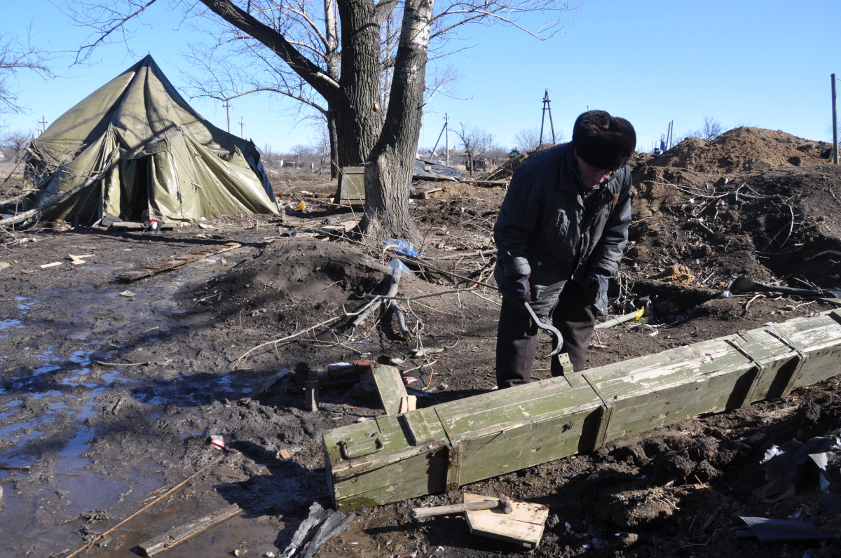Každý dům je posetý střelami. Dovezli jsme pomoc do Debalceve