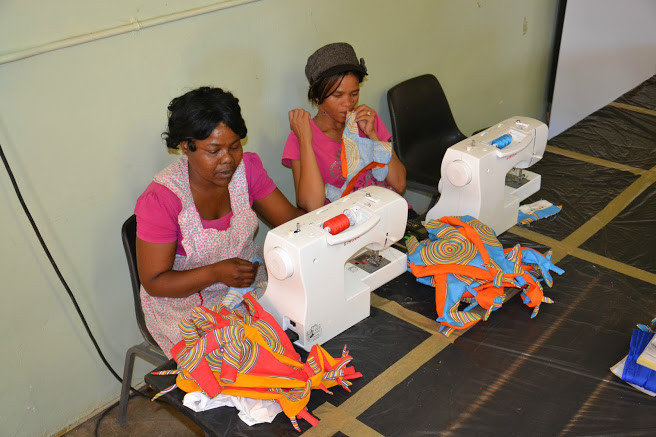 Netradiční vánoční dárek s příběhem z chráněných dílen v Namibii si letos můžete koupit na čtyřech místech v Praze a Brně