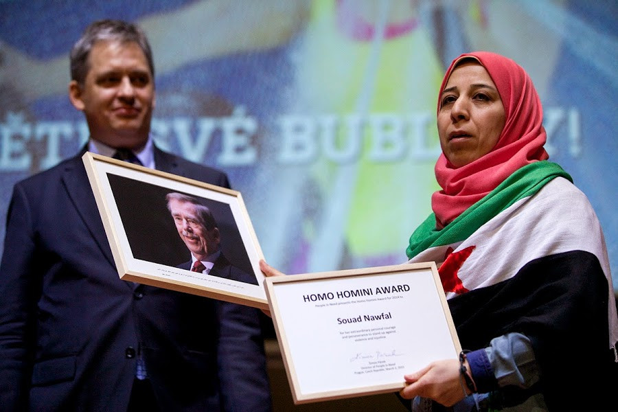 Syrská učitelka převzala Homo Homini