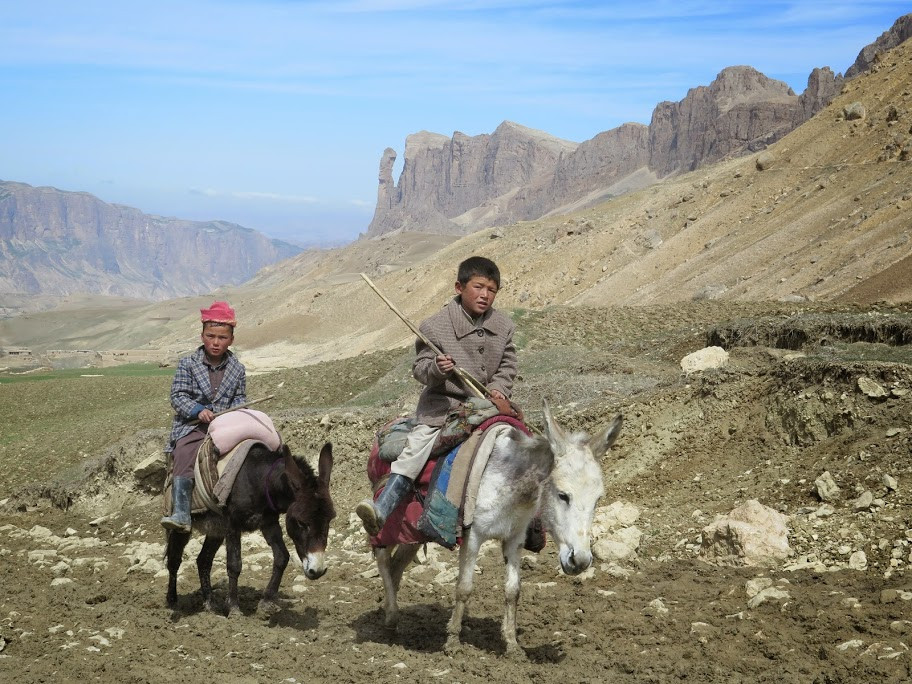 Absolvent afghánské vesnické školy studuje architekturu, jeho spolužák bude učitel biologie
