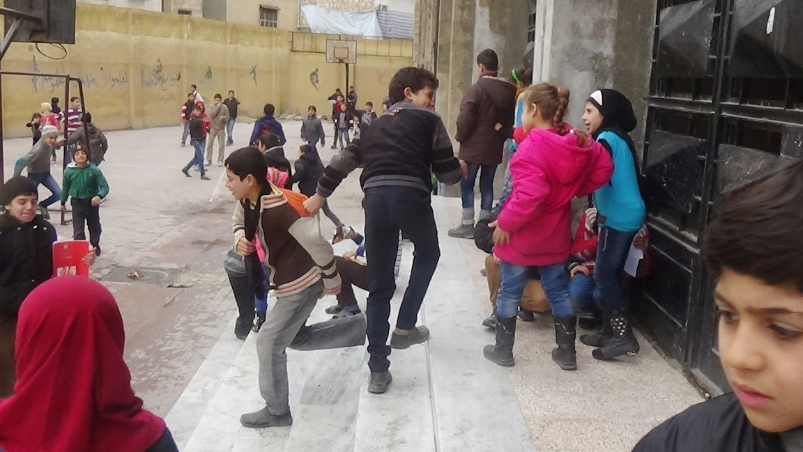 Ostřelování v Aleppu zasáhlo školu, kterou podporujeme. Okamžitě zastavte útoky na civilisty, vyzývá Člověk v tísni