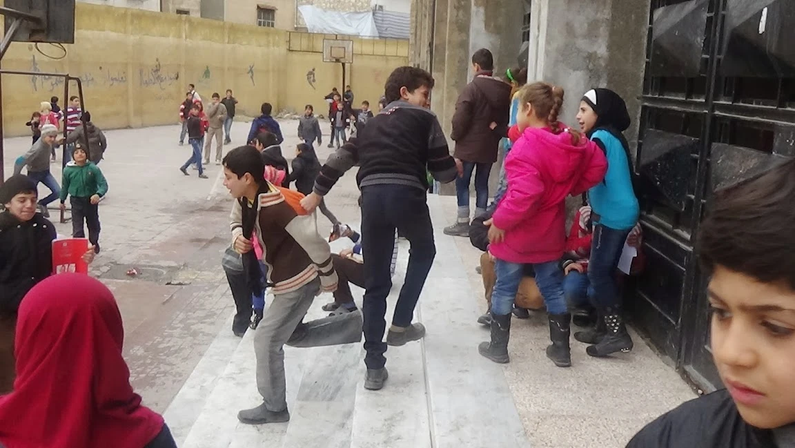Ostřelování v Aleppu zasáhlo školu, kterou podporujeme. Okamžitě zastavte útoky na civilisty, vyzývá Člověk v tísni