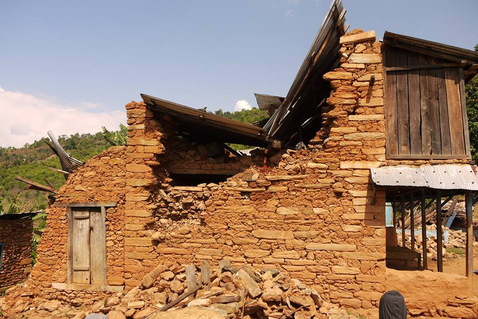 Člověk v tísni začal působit v nepálské Gorce poblíž epicentra zemětřesení. Lidé nejvíce potřebují plachty na provizorní přístřeší