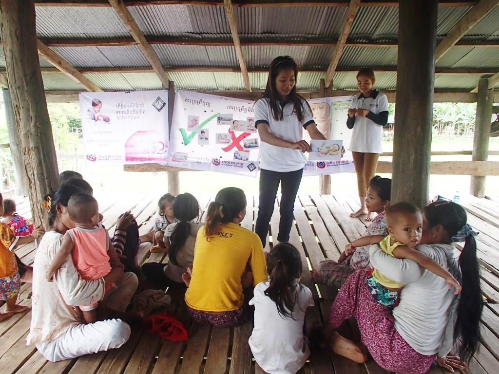 Člověk v tísni rozesílá kambodžským ženám osvětové zprávy přímo na mobil