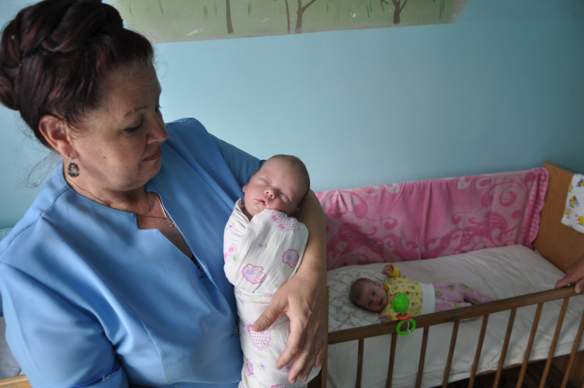 Člověk v tísni pomáhá dětským jídlem sirotkům v nemocnici v Kirovsku