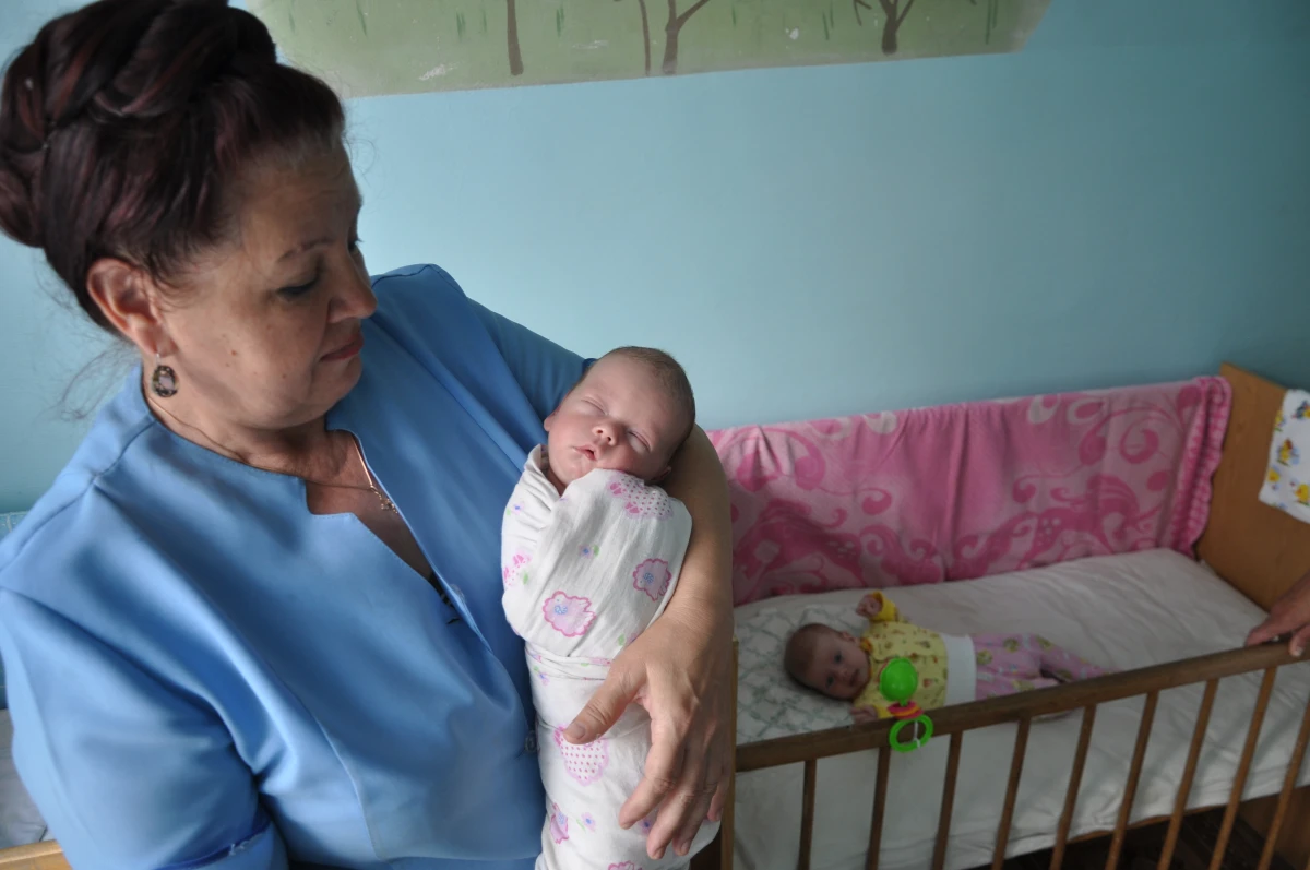Člověk v tísni pomáhá dětským jídlem sirotkům v nemocnici v Kirovsku