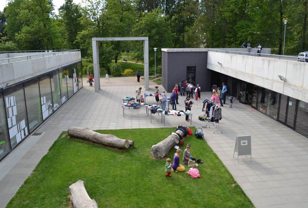 Fešácký bazar pod nebem. Pro Nepál.