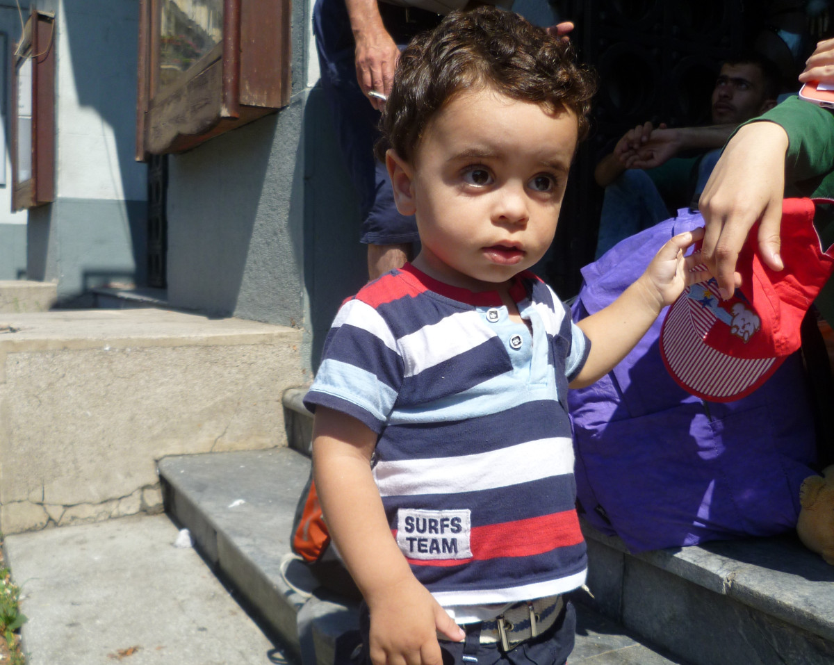 Radikálové na naši vesnici shodili bombu, tak jsem se synem utekla ze Sýrie