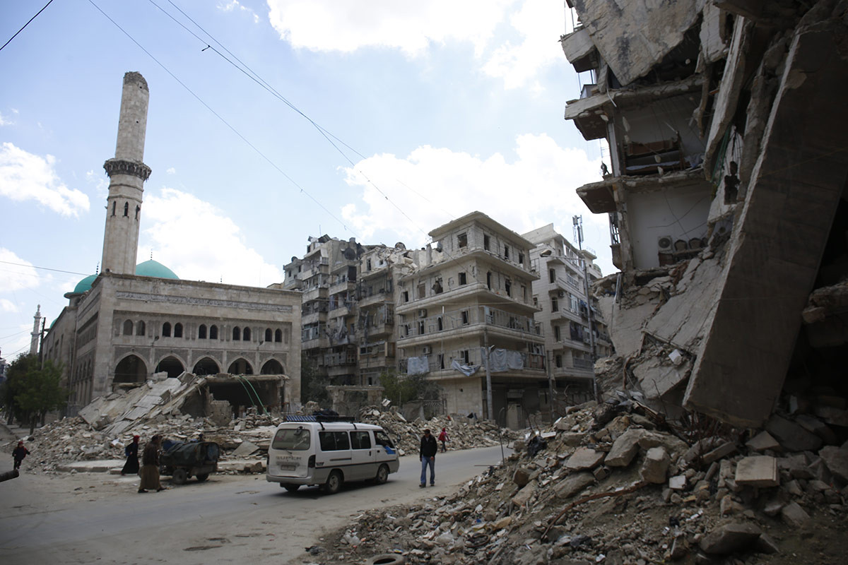 Syrští uprchlíci v Evropě tvoří jen 4 % lidí, kteří utekli před válkou v zemi. Přes 12 milionů lidí uvnitř Sýrie potřebuje pomoc