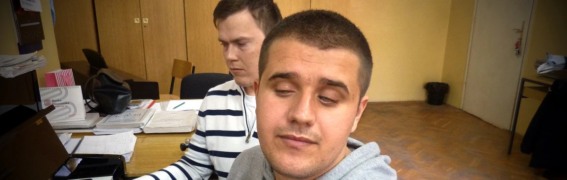 Bál jsem se předsudků, ale podařilo se mi uspět, říká zrakově postižený student z Kosova