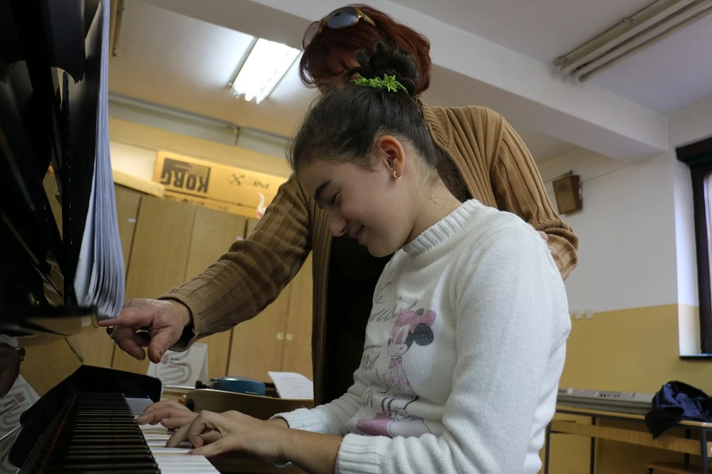 Alba je jediná studentka, které můžu bez starostí svěřit klíče od piana