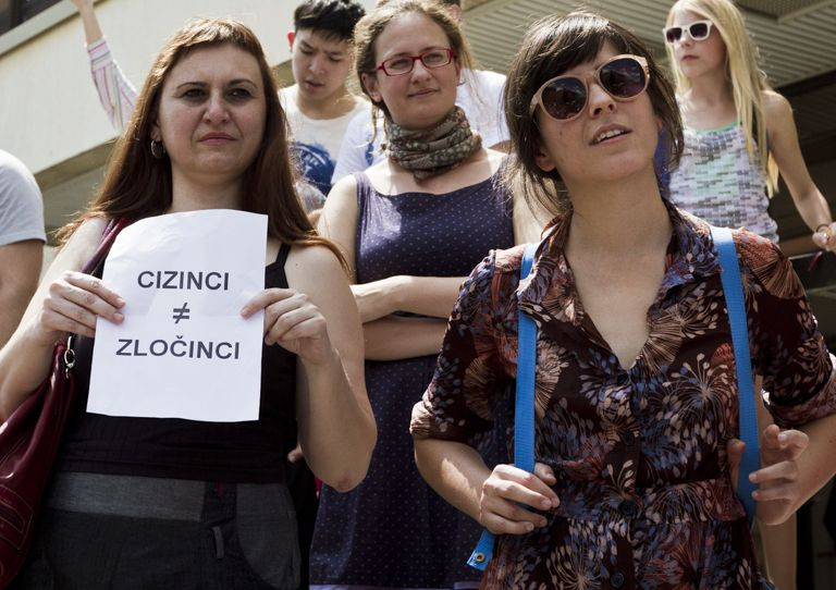 Projevy nenávisti v online a offline prostoru. Co nám říkají o nás samotných?