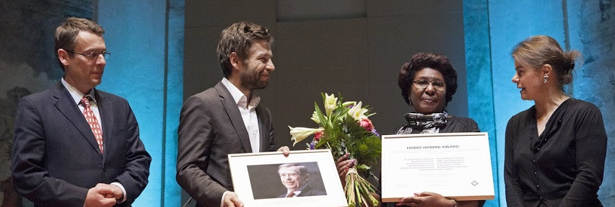 Homo Homini převzala za 11 kubánských disidentů matka jednoho z oceněných. Sami svobodně cestovat nemohou