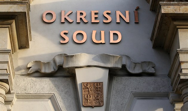 Když pravá ruka soudu neví....