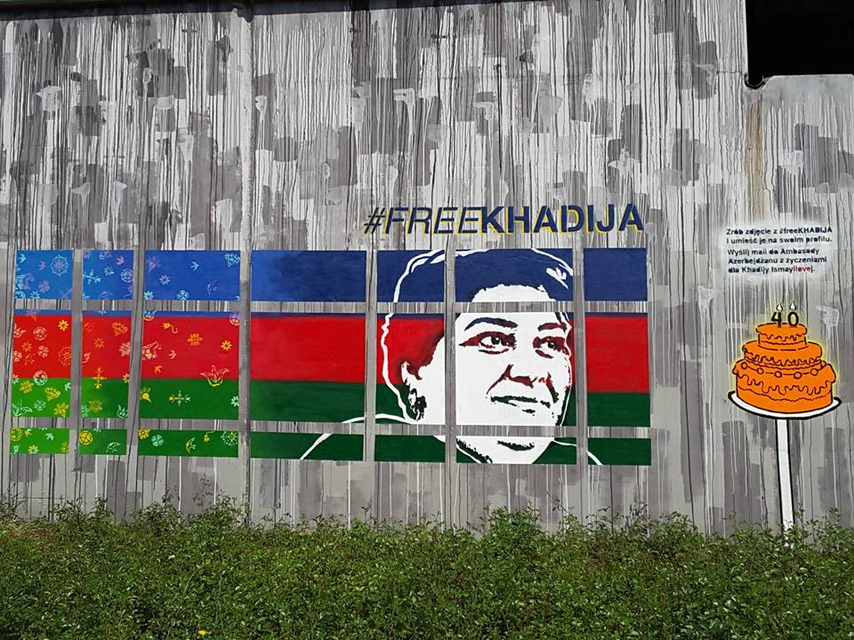 Narozeninový dort pro právě propuštěnou ázerbájdžánskou novinářku