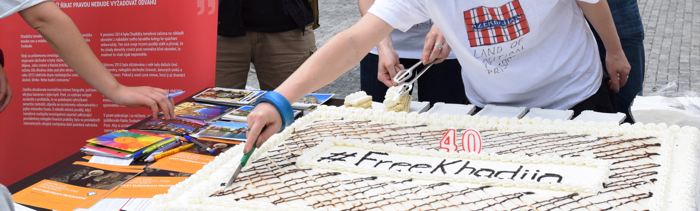 V Praze se slavily narozeniny propuštěné ázerbájdžánské novinářky