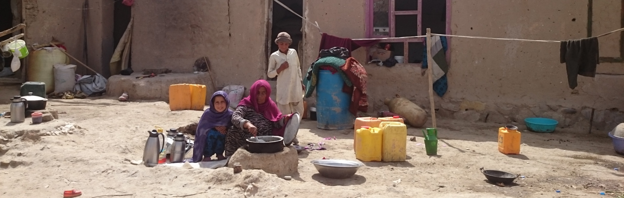 Utekl jsem, když jsem uslyšel střelbu kousek od našeho domu, říká Afghánec Calum Fazlul. Dnes dostal podporu na zakoupení nejnutnějších věcí